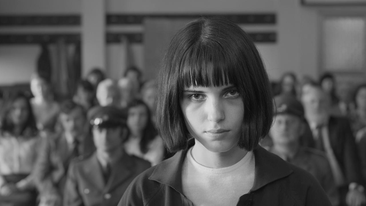 Yuzlarida sperma bolgan etuk ayollarning fotosuratlari