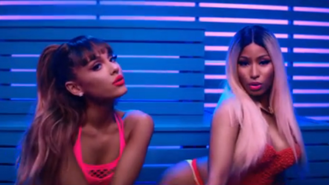 Porno kokrakni yalash va sorish Chordoqda rus jinsiy aloqa