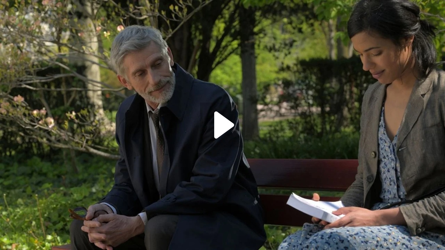 Homme Inquiet Debout Un Jeune Homme Inquiet Se Tient La Tête Avec Sa