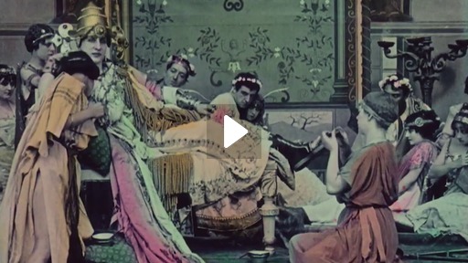 Qiz onanizm bilan shugullanadi va ozini narsalarga ishqalaydi.